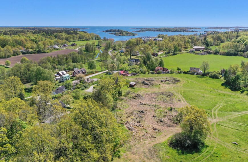 Ledig tomt i Matvik. På denna byggklara tomt väljer du helt fritt vilket hus du önskar bygga, snickra själv eller välj inflyttningsklart på denna lediga tomten i Karlshamns skärgård.