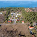 Byggklar tomt i Sandbergen, Haga Park. Välj helt fritt vilket hus du önskar bygga, snickra själv eller välj inflyttningsklart på denna lediga tomten i Stora Frö, Mörbylånga på Öland.