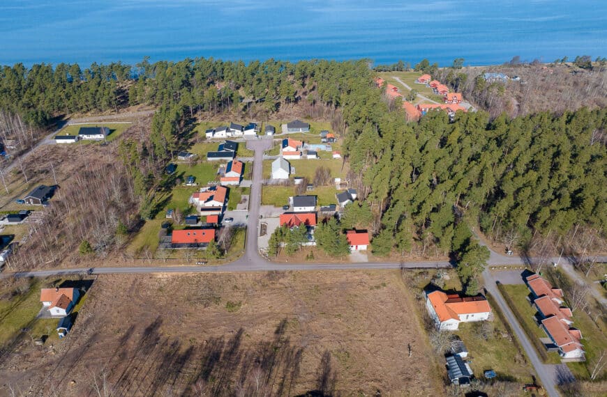 Byggklar tomt i Sandbergen, Haga Park. Välj helt fritt vilket hus du önskar bygga, snickra själv eller välj inflyttningsklart på denna lediga tomten i Stora Frö, Mörbylånga på Öland.